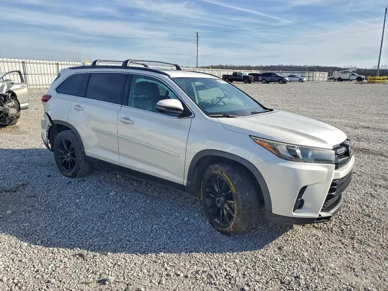 2019 TOYOTA HIGHLANDER SE  