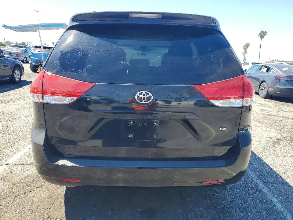 2013 TOYOTA SIENNA LE 8-PASSENGER  
