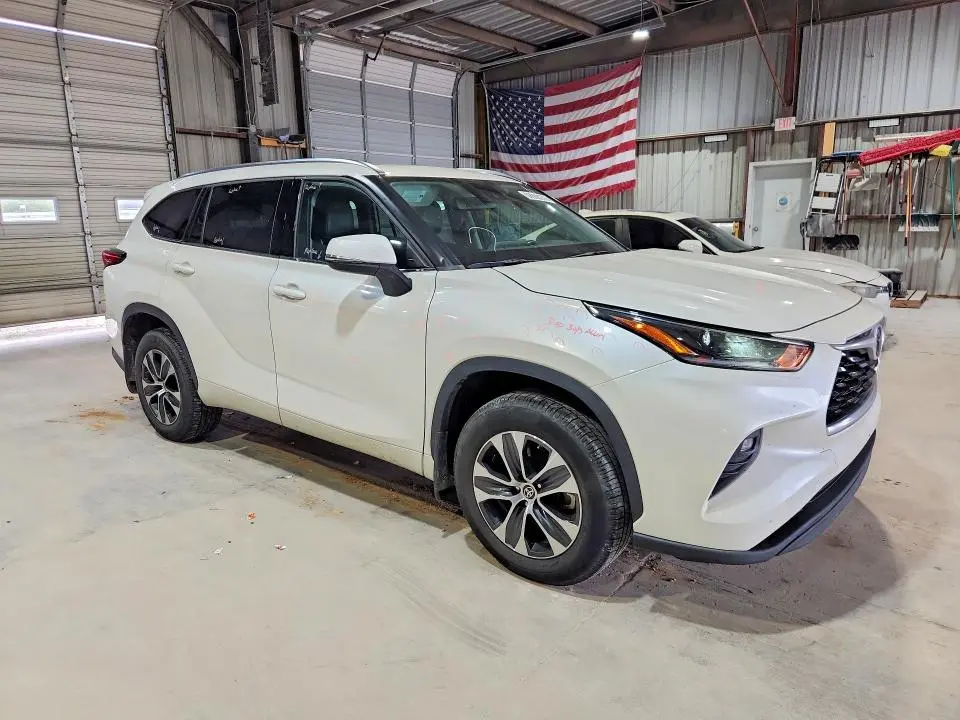 2021 TOYOTA HIGHLANDER XLE  