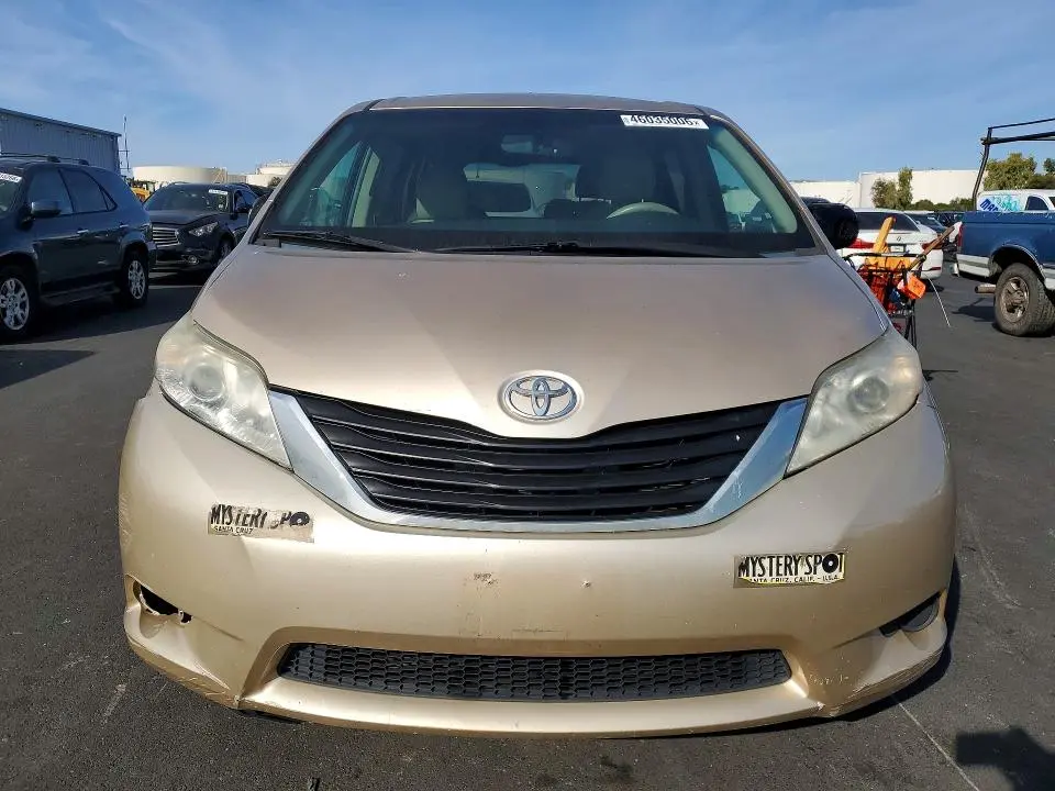 2013 TOYOTA SIENNA LE 8-PASSENGER  