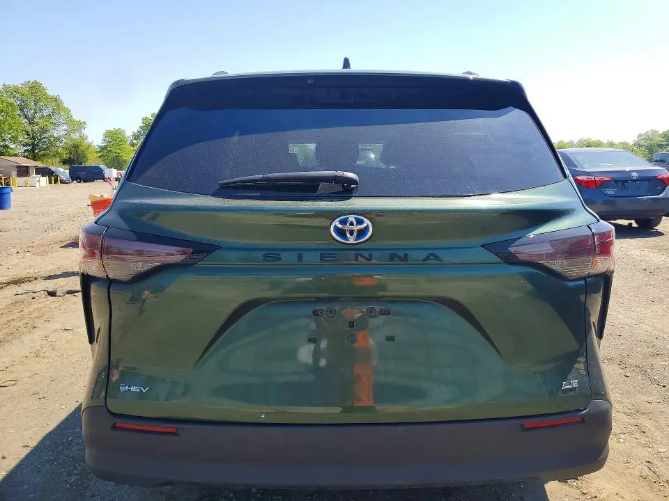 2025 TOYOTA SIENNA LE  