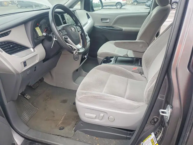 2017 TOYOTA SIENNA LE  