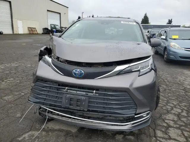 2021 TOYOTA SIENNA XLE
