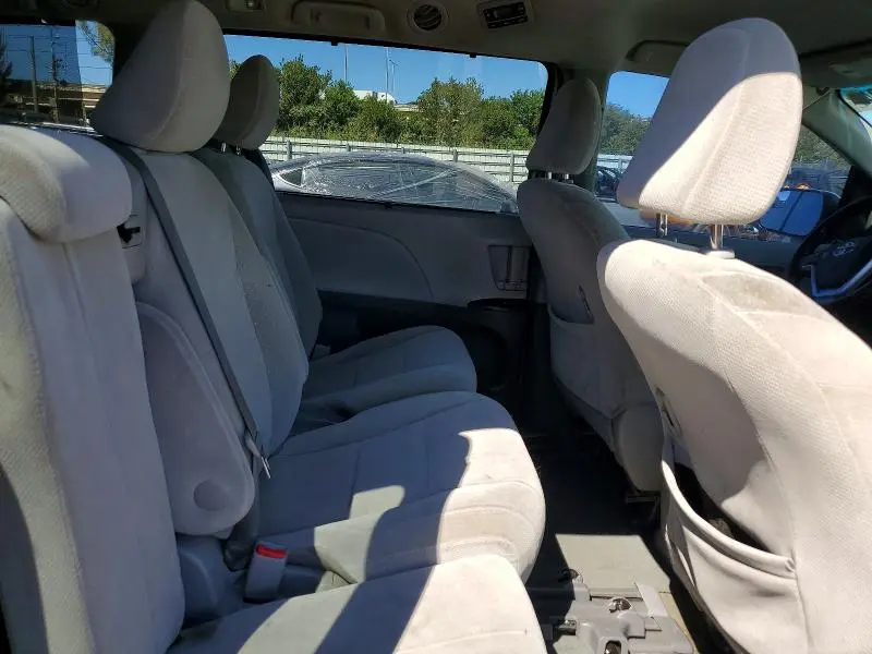 2017 TOYOTA SIENNA LE  