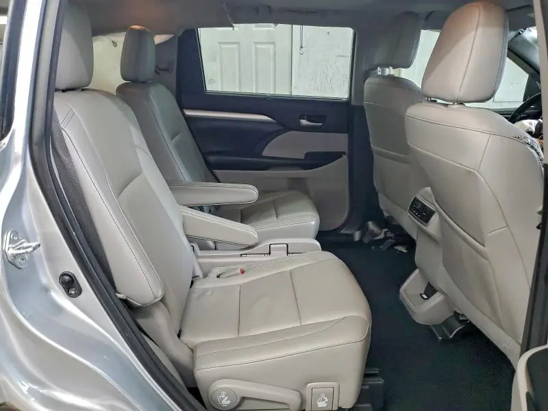 2018 TOYOTA HIGHLANDER SE  