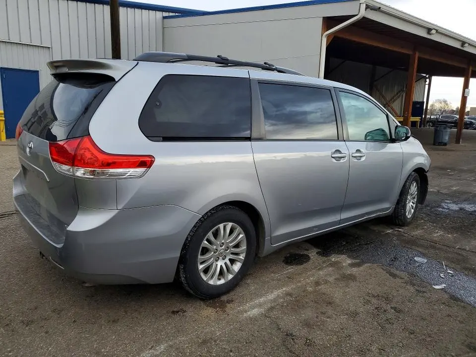 2013 TOYOTA SIENNA XLE  