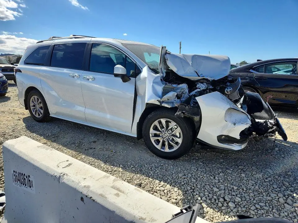 2026 TOYOTA SIENNA XLE 8-PASSENGER  