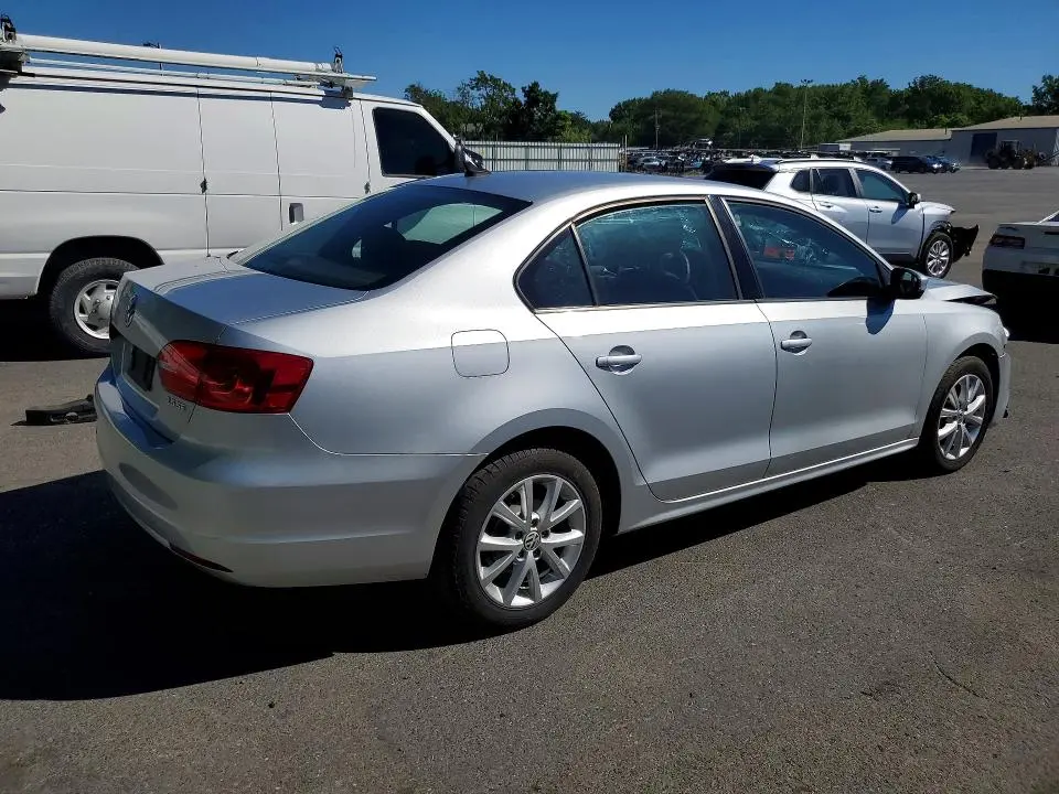 2011 VOLKSWAGEN JETTA SE  