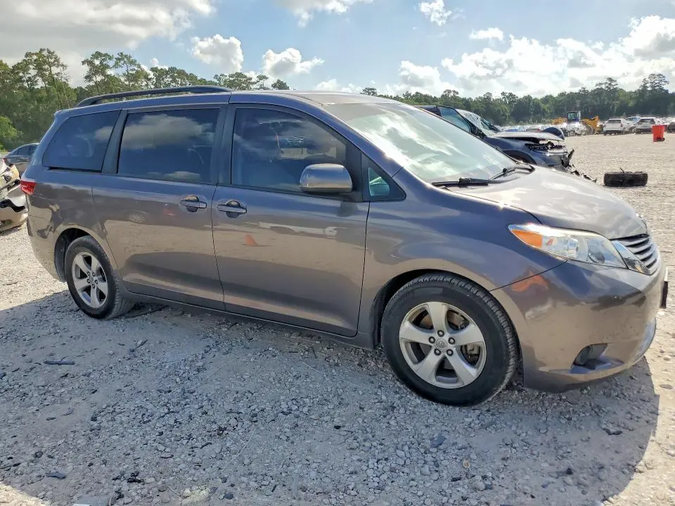 2017 TOYOTA SIENNA LE  