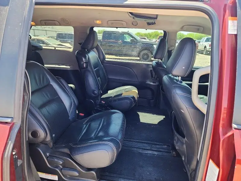 2017 TOYOTA SIENNA SE  