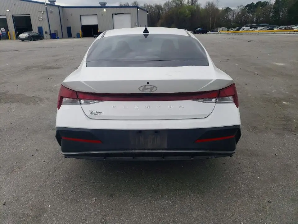 2025 HYUNDAI ELANTRA SE  