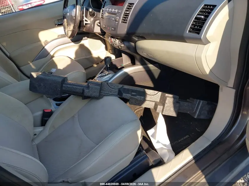 2011 MITSUBISHI OUTLANDER SE