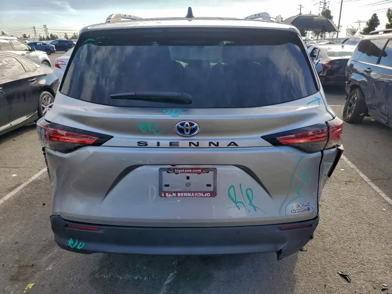 2022 TOYOTA SIENNA XLE  