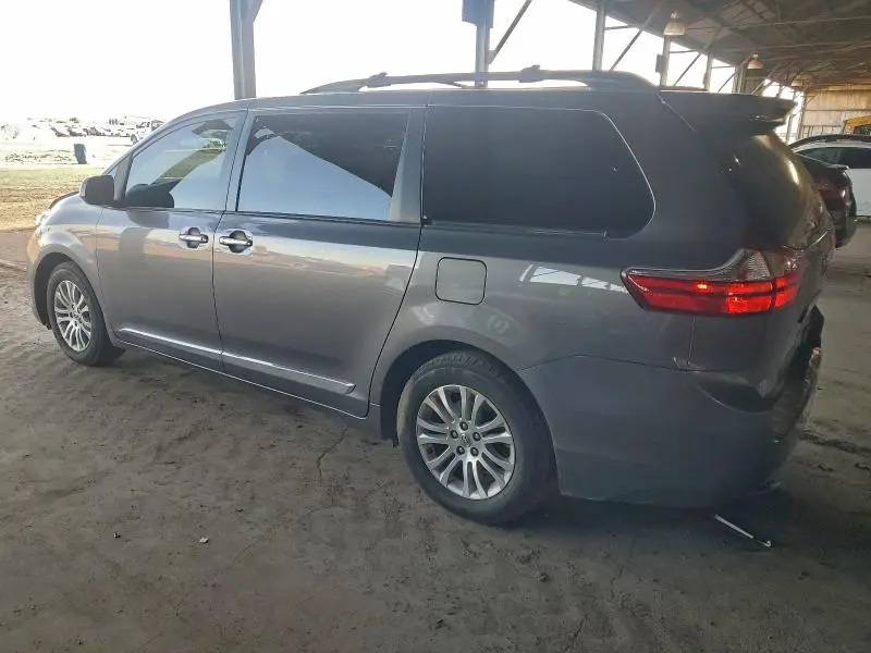 2017 TOYOTA SIENNA XLE  