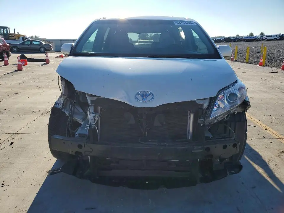 2017 TOYOTA SIENNA XLE PREMIUM 8-PASSENGER  