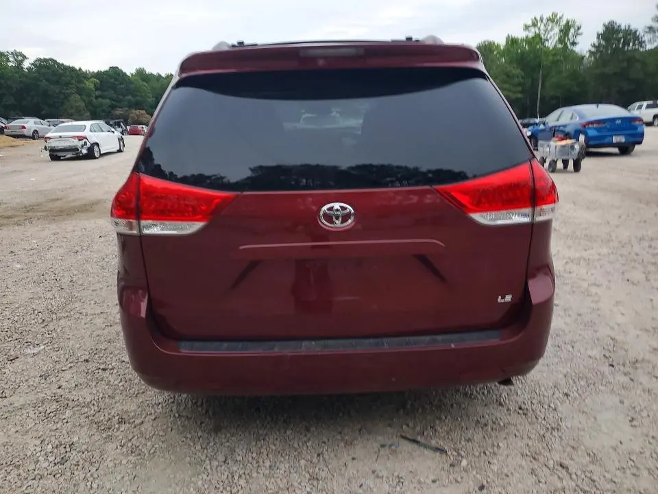 2013 TOYOTA SIENNA LE  