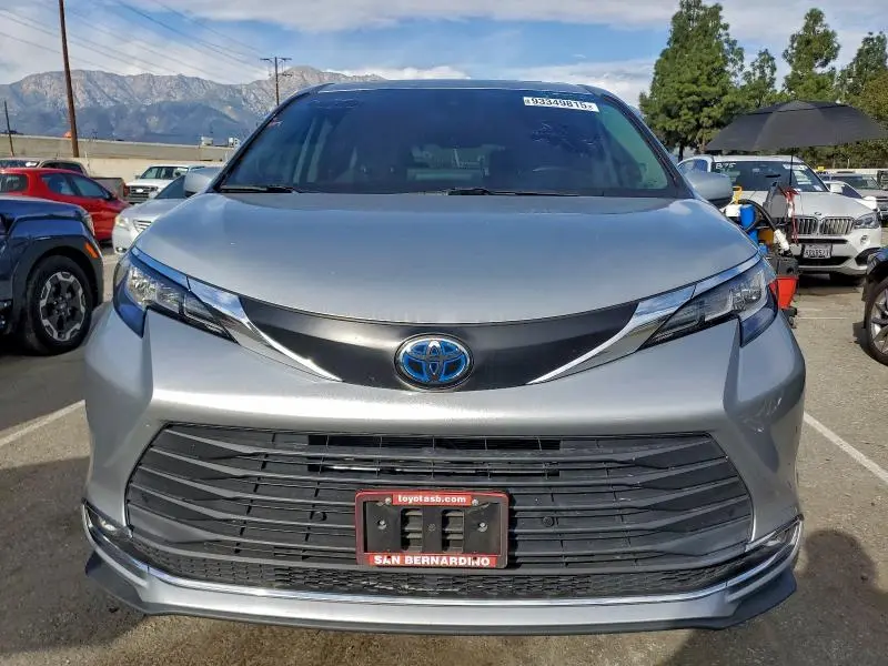 2022 TOYOTA SIENNA XLE  