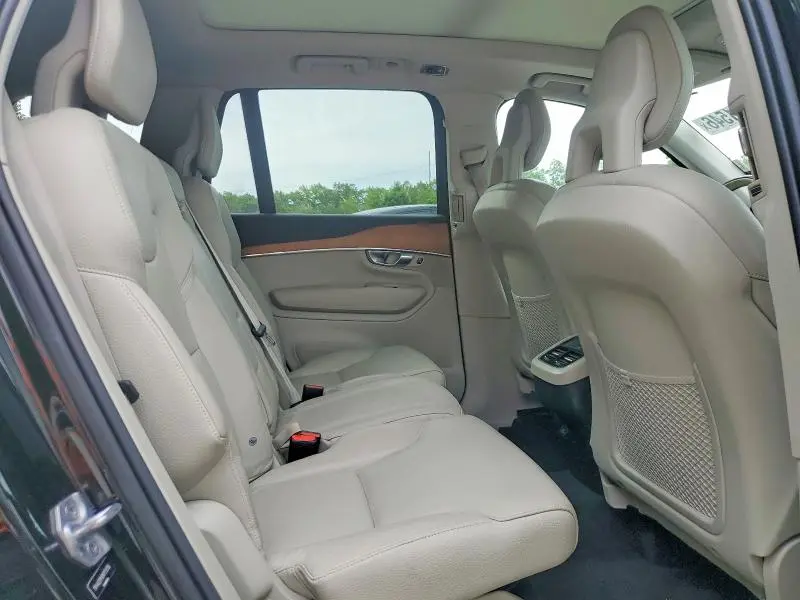 2021 VOLVO XC90 T6 MOMENTUM  