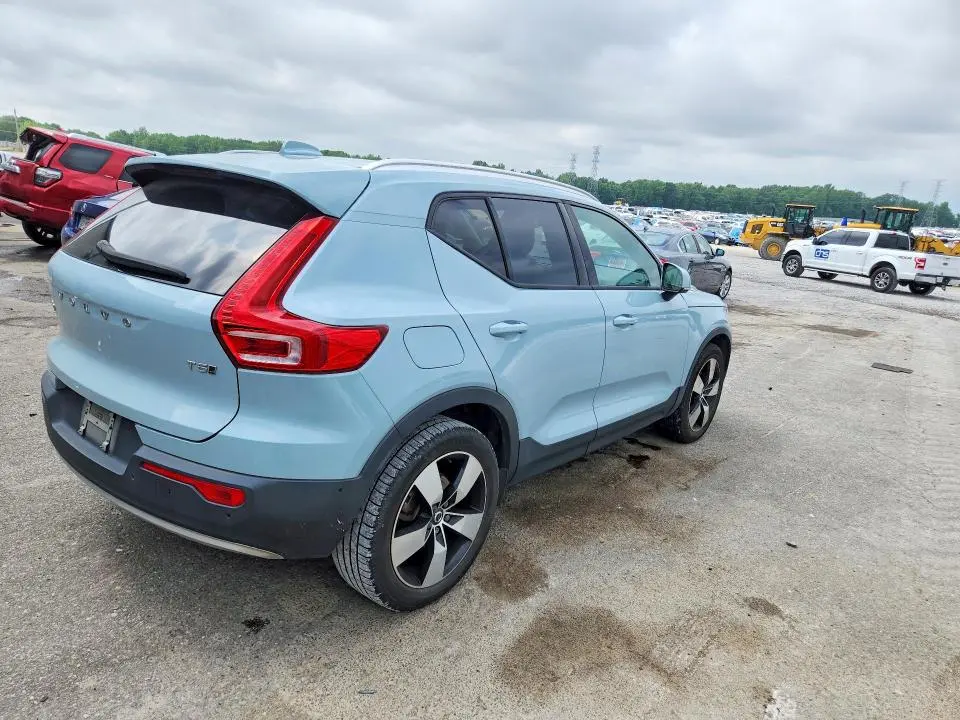 2019 VOLVO XC40 T5 MOMENTUM  