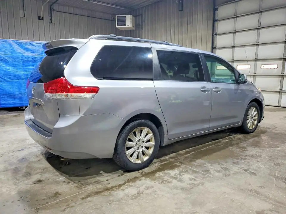 2012 TOYOTA SIENNA LE  