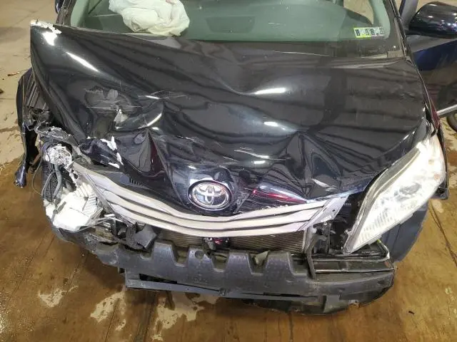 2017 TOYOTA SIENNA XLE  