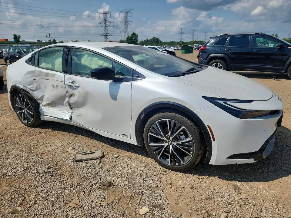 2024 TOYOTA PRIUS XLE  