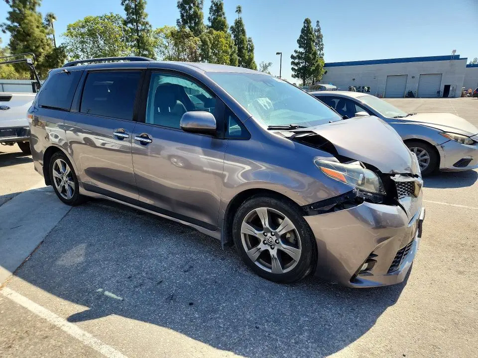 2020 TOYOTA SIENNA SE PREMIUM 8-PASSENGER  