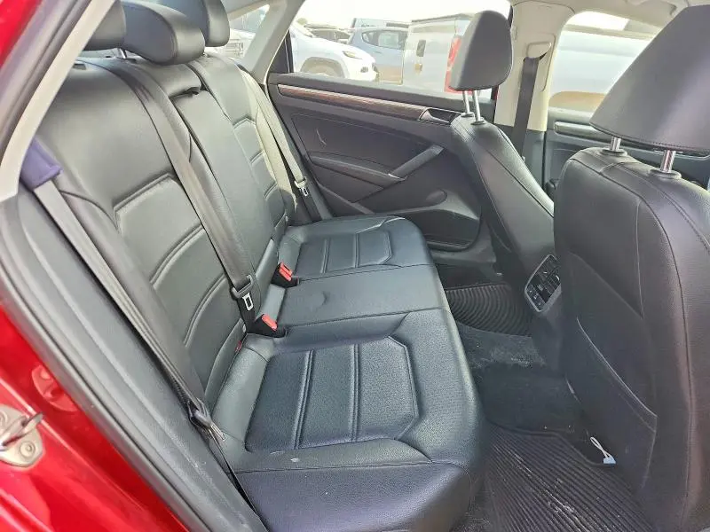 2016 VOLKSWAGEN PASSAT SE  