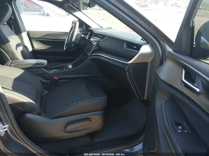 2025 JEEP GRAND CHEROKEE LAREDO X 4X4