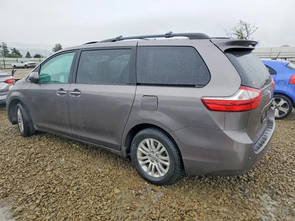 2017 TOYOTA SIENNA XLE  