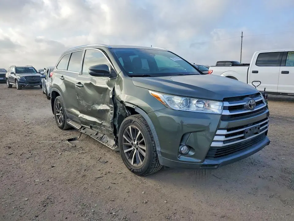 2019 TOYOTA HIGHLANDER SE  