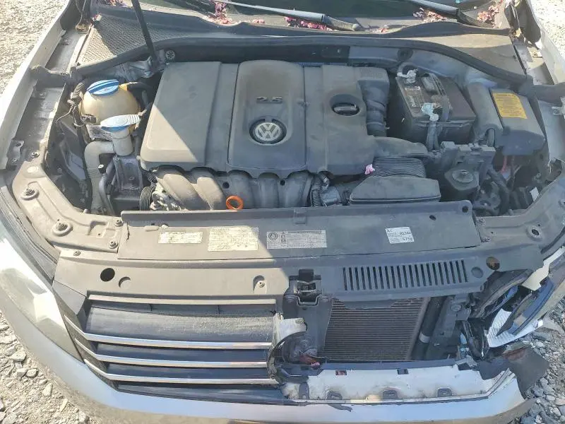 2013 VOLKSWAGEN PASSAT SE  