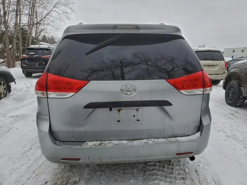 2011 TOYOTA SIENNA   
