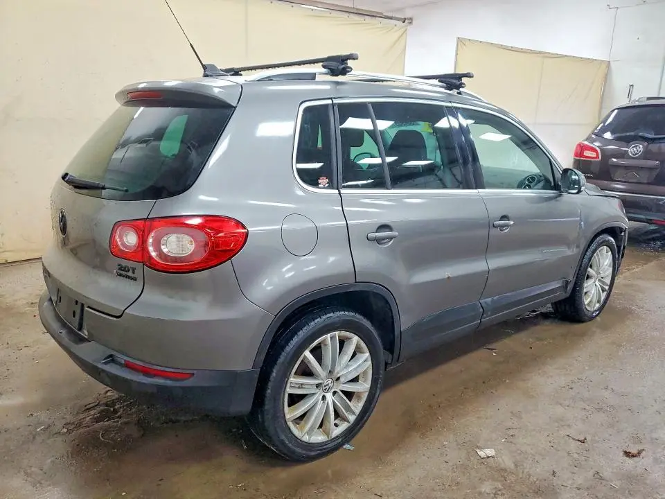 2010 VOLKSWAGEN TIGUAN SE  