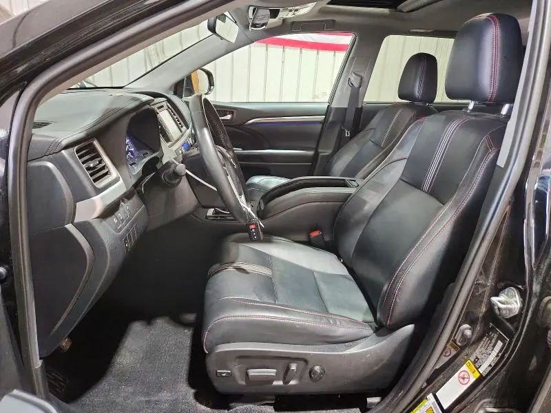 2019 TOYOTA HIGHLANDER SE  