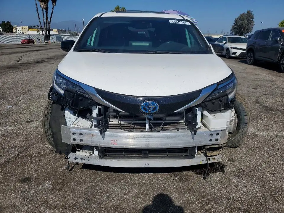 2022 TOYOTA SIENNA XSE  