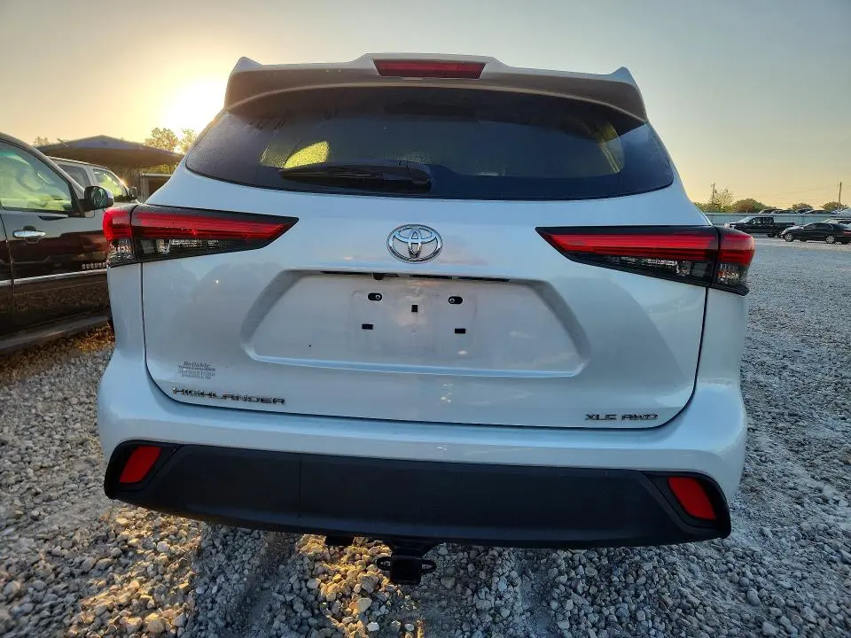 2022 TOYOTA HIGHLANDER XLE  