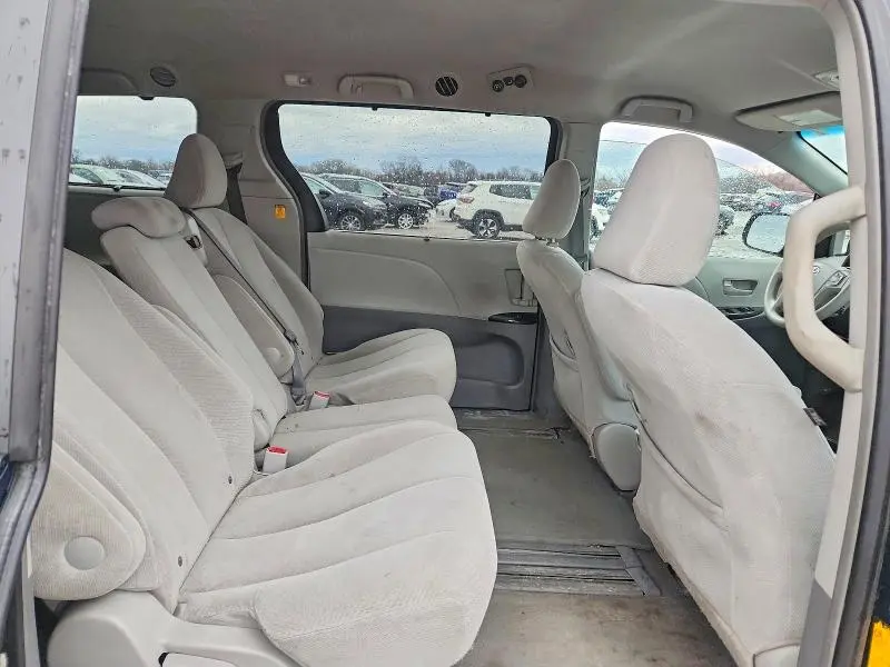 2011 TOYOTA SIENNA LE 8-PASSENGER  