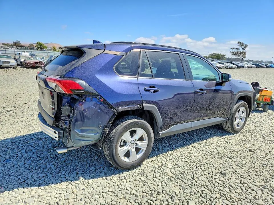 2021 TOYOTA RAV4 XLE  