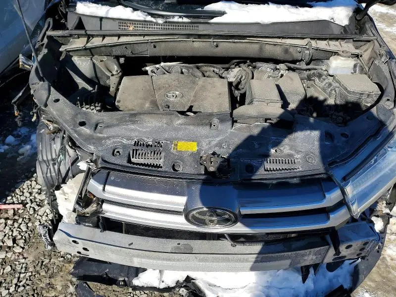 2019 TOYOTA HIGHLANDER SE  