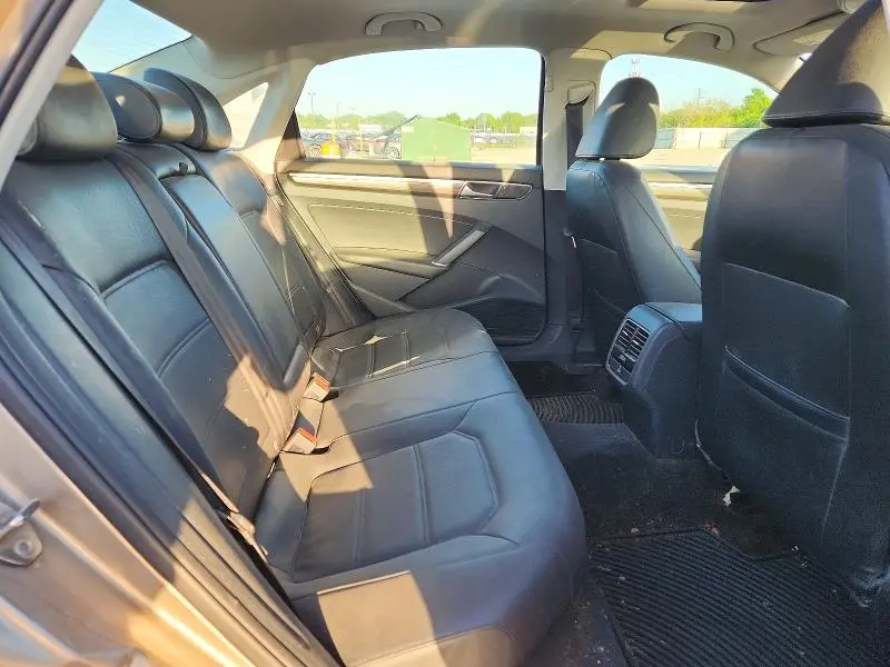 2016 VOLKSWAGEN PASSAT SE  
