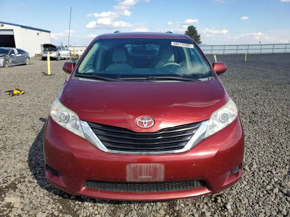 2013 TOYOTA SIENNA LE  