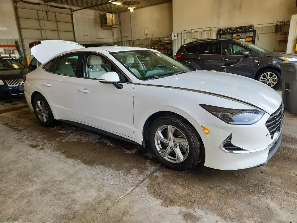 2023 HYUNDAI SONATA SE  
