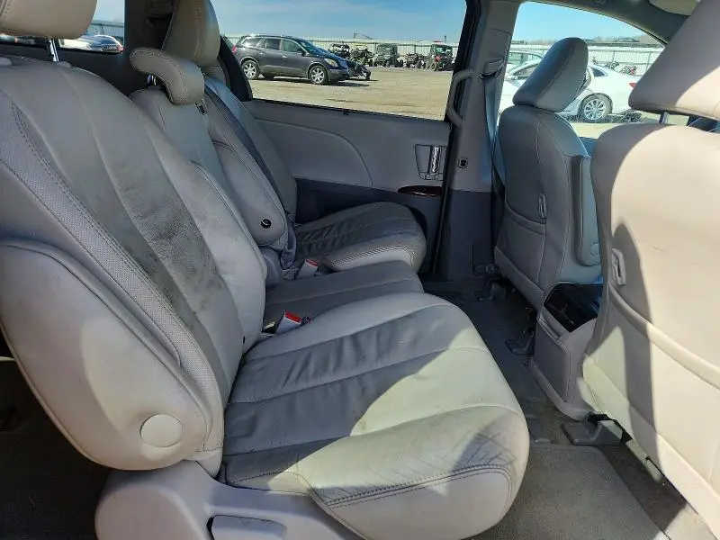 2014 TOYOTA SIENNA XLE 8-PASSENGER  