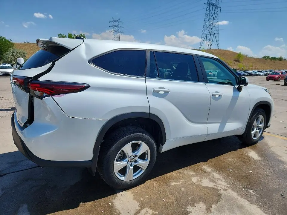 2024 TOYOTA HIGHLANDER LE  