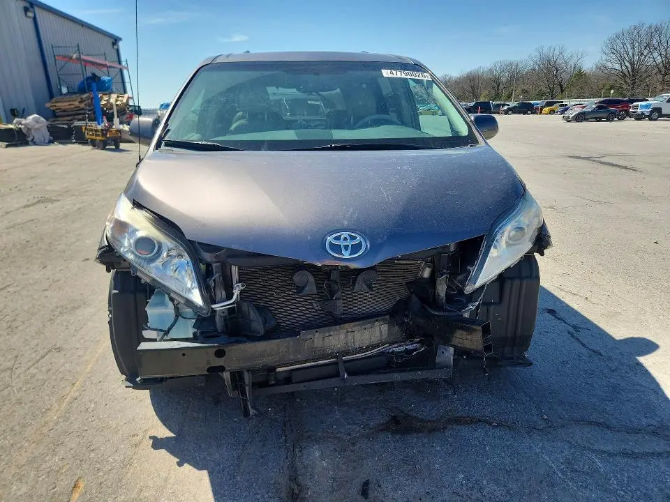 2014 TOYOTA SIENNA XLE 8-PASSENGER  