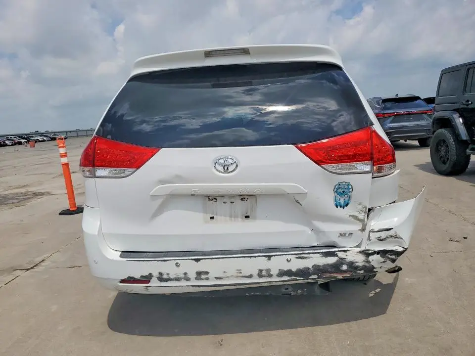 2013 TOYOTA SIENNA XLE 8-PASSENGER  