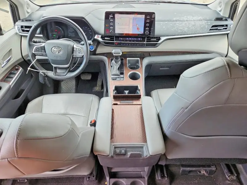 2021 TOYOTA SIENNA XLE  