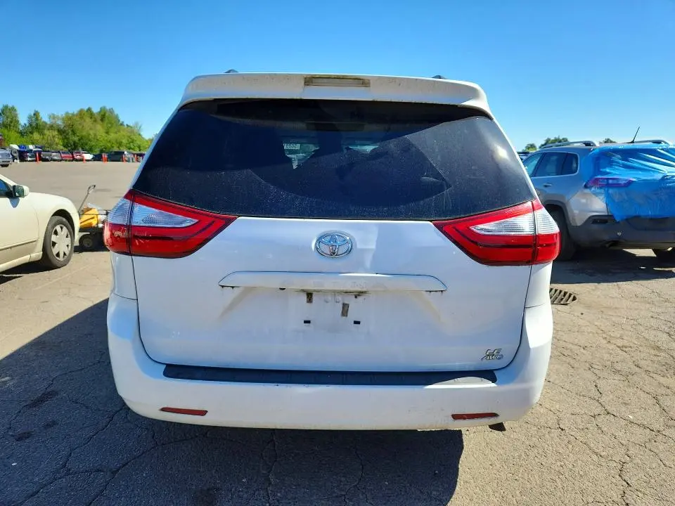 2017 TOYOTA SIENNA LE  