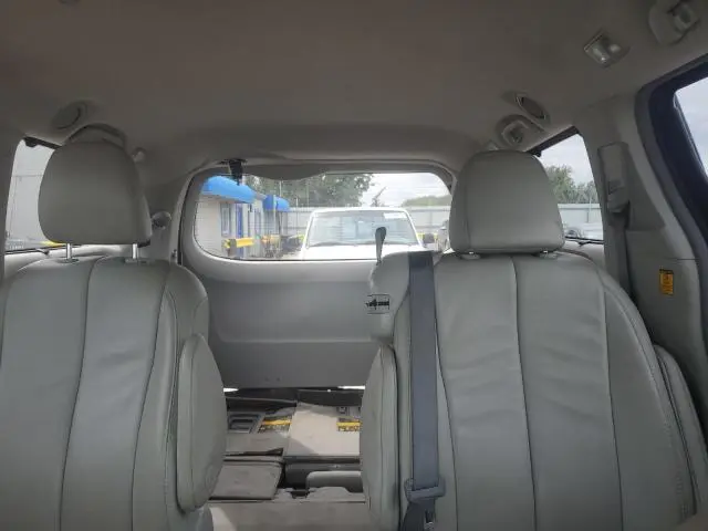 2013 TOYOTA SIENNA XLE  